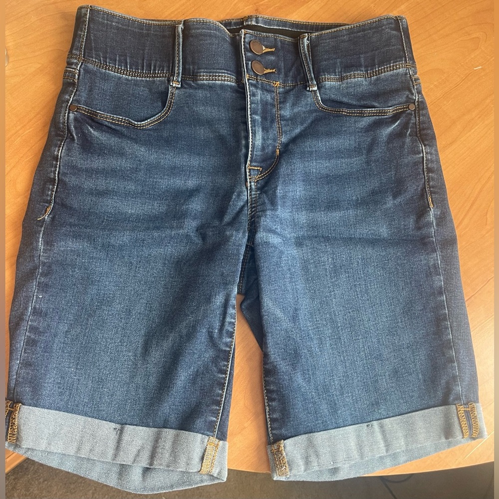 Apt 9 bermuda short